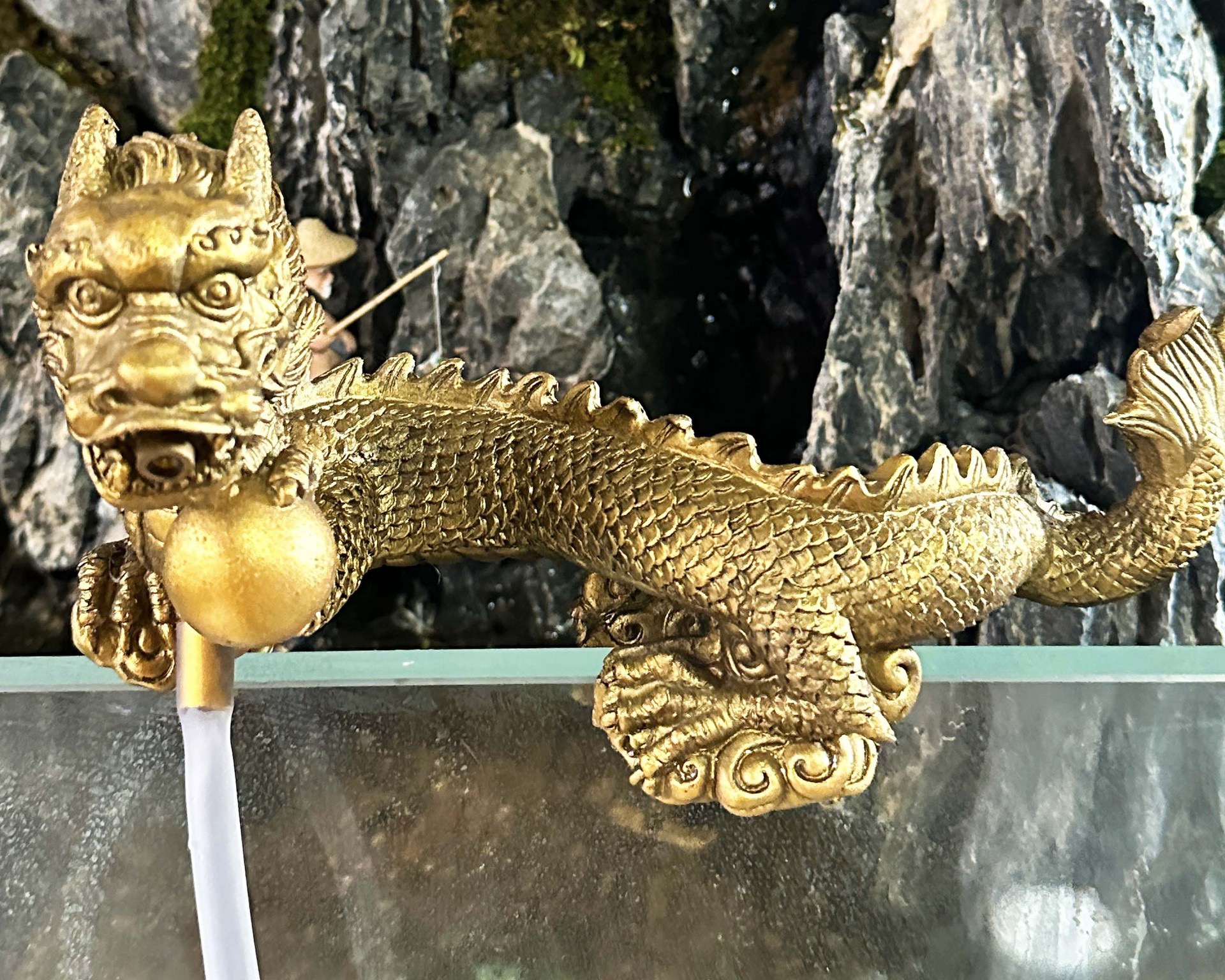 Trang Trí Hồ Cá Thuỷ Sinh - Rồng Phun Nước