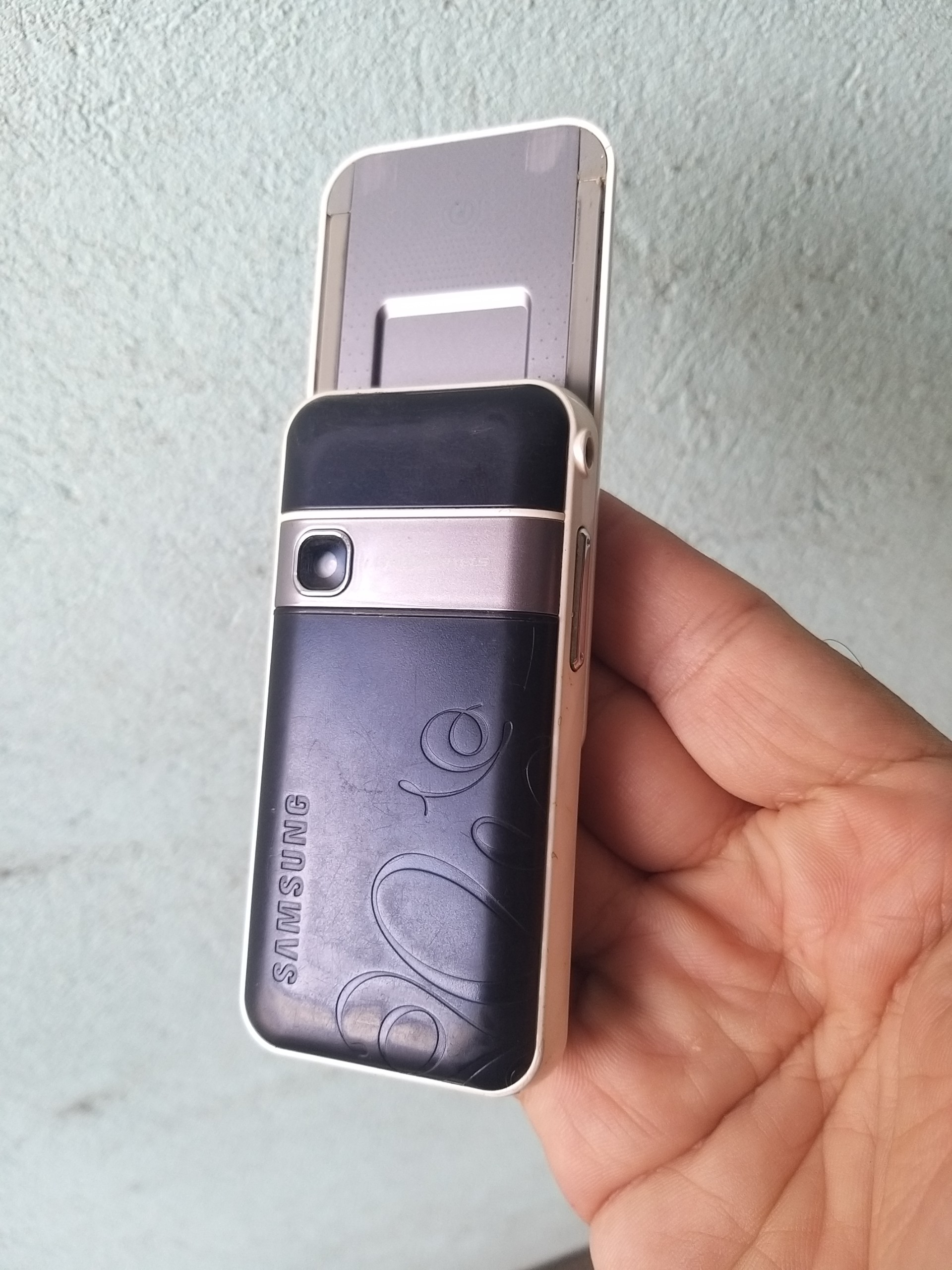 Điện thoại Samsung F250