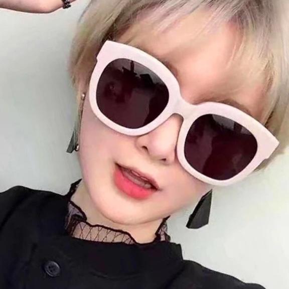 thời trang chữ v mắt mèo hot 2018