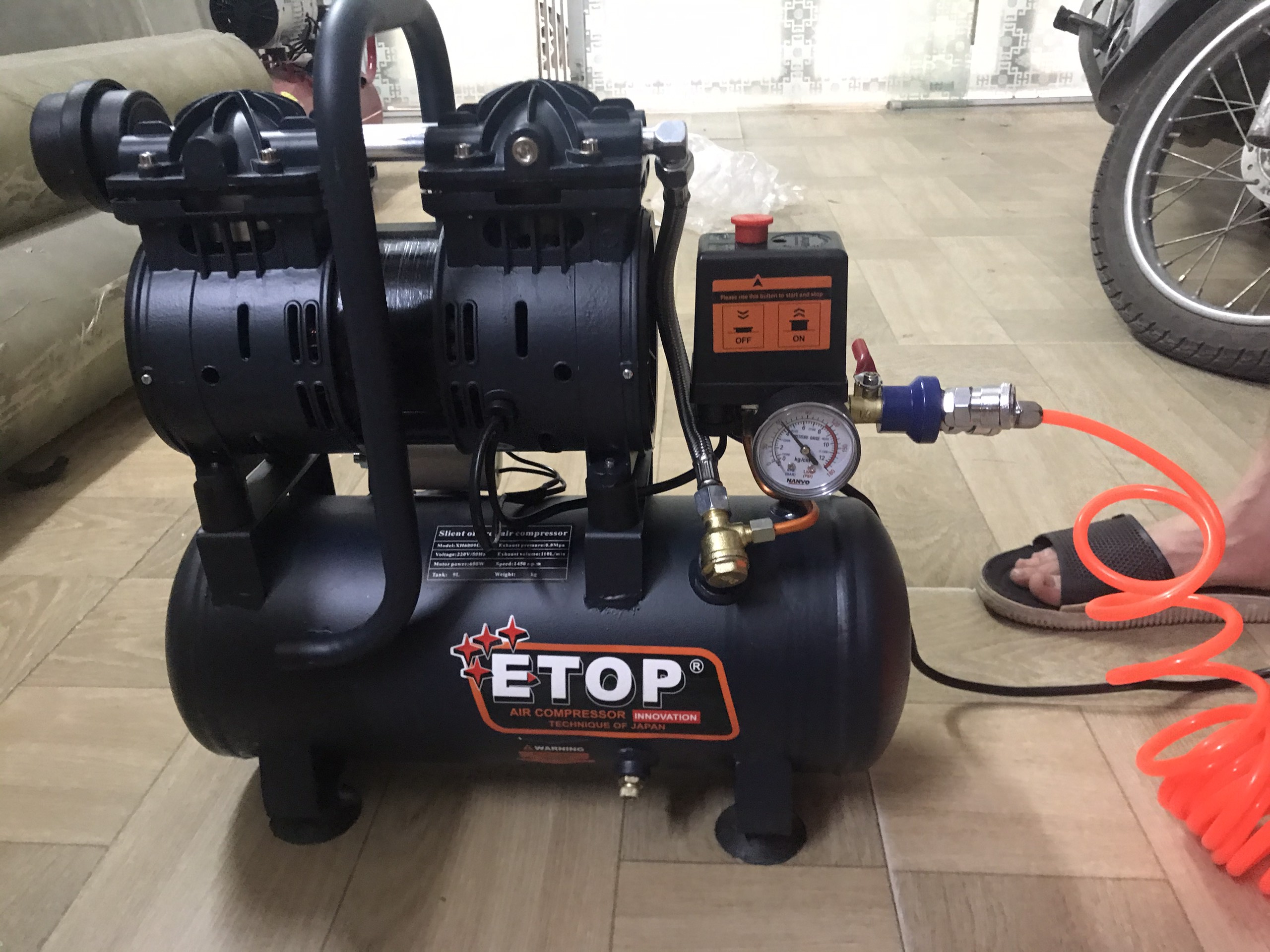 Máy nén khí mini giảm âm không dầu ETOP 9L-Công suất 600W-Tặng kèm dây xoắn hơi 9m và sung xì khô