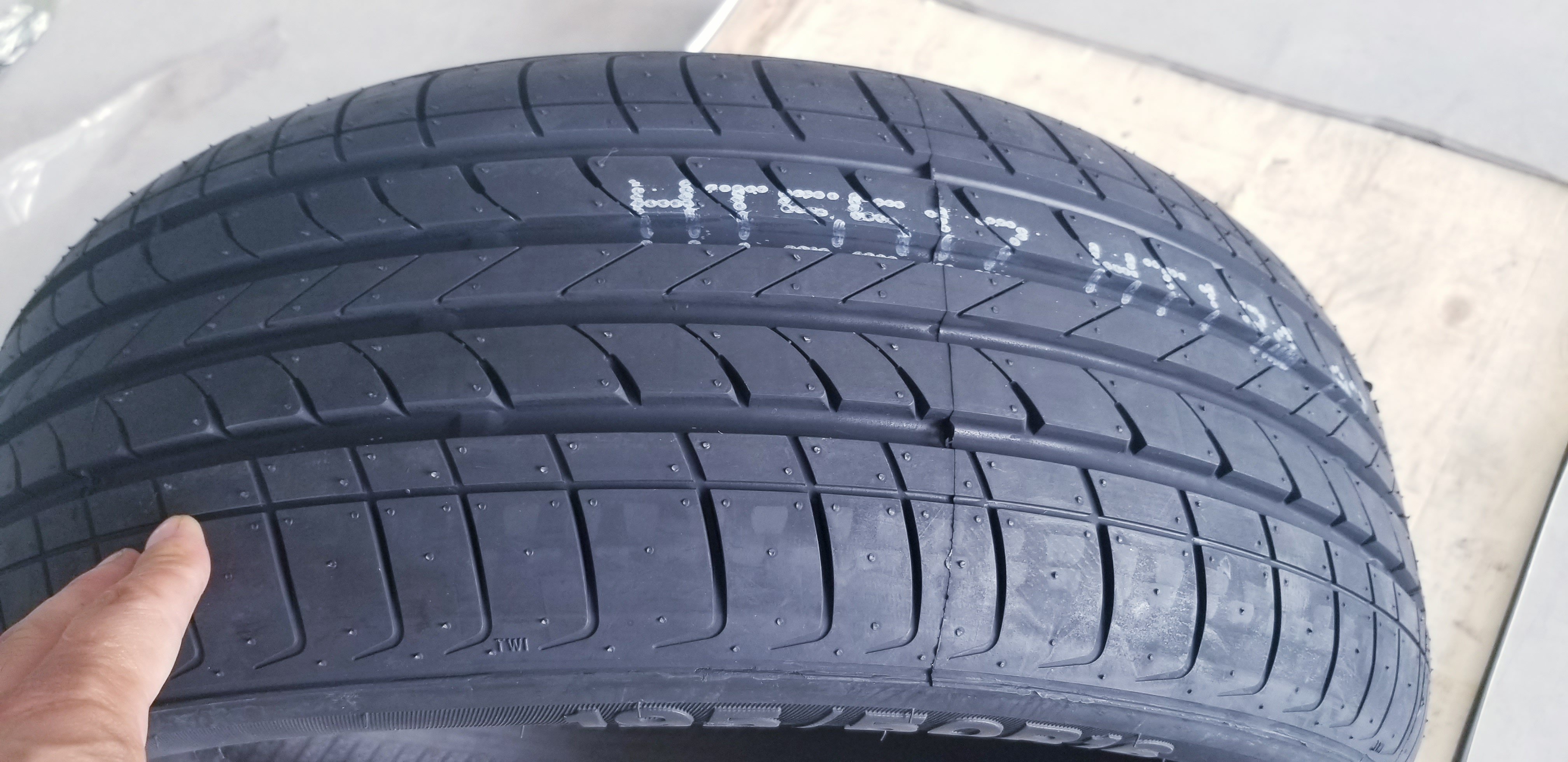 Vỏ lốp 215/60R17 Crosswind HP010