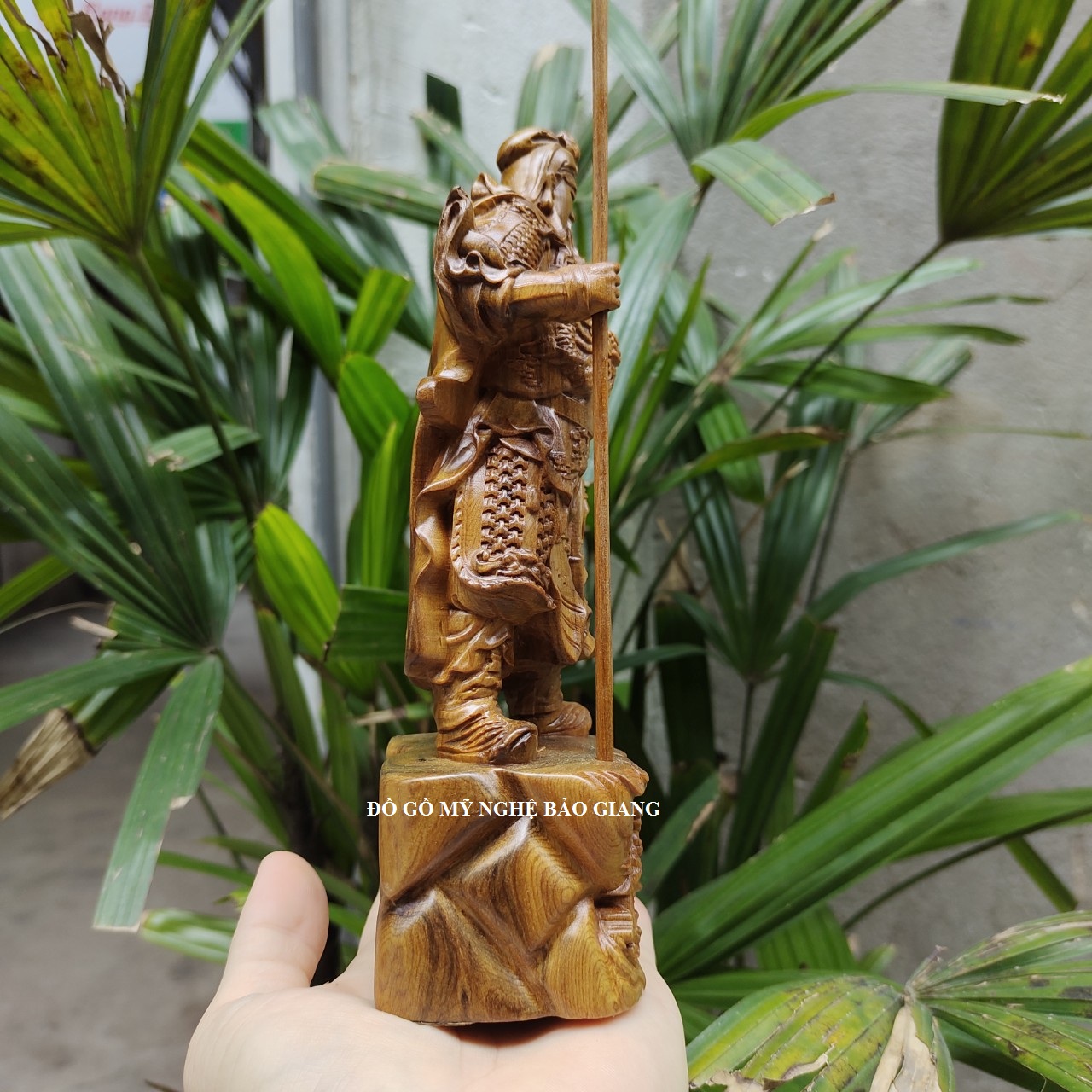 Tượng quan công gỗ bách xanh đế rồng