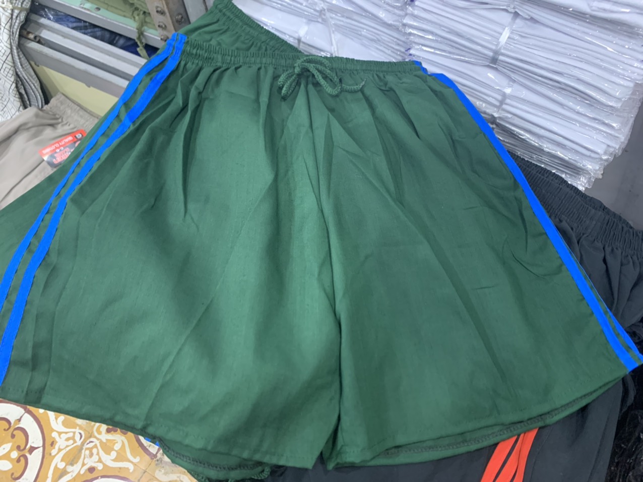 Quần đùi bộ đội nam màu xanh rêu có dây rút freesize dưới 65kg