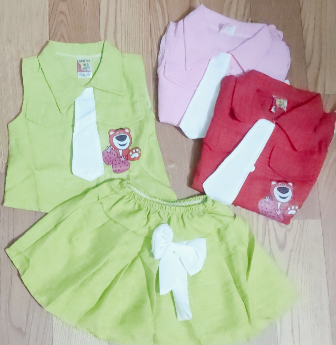 Set Áo Kèm Chân Váy Đũi Vân Bé (giao màu ngẫu nhiên)