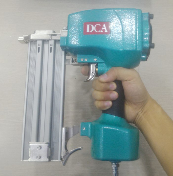 Súng bắn đinh bê tông dùng hơi DCA AST64C