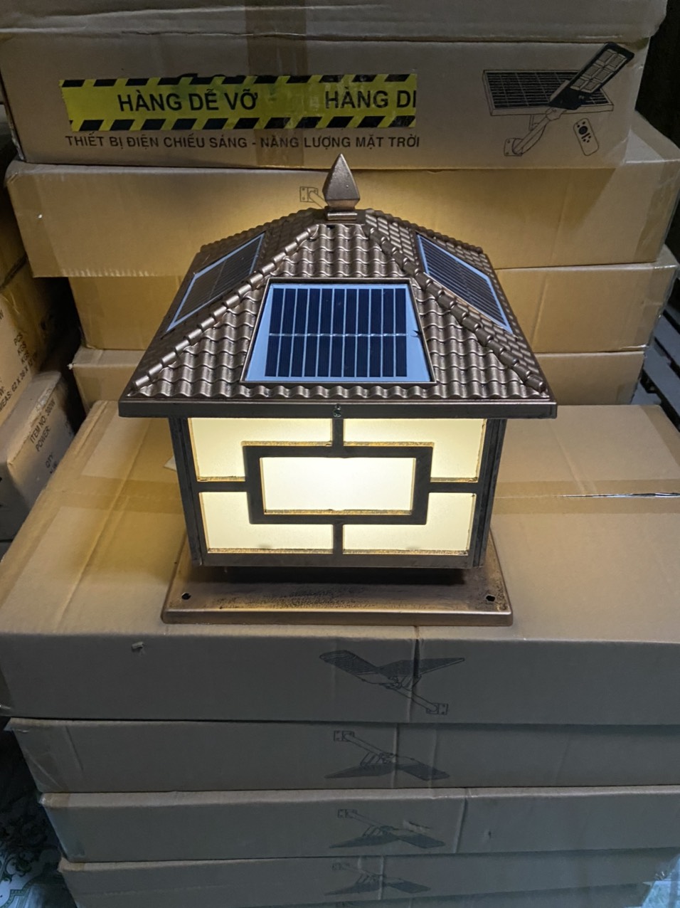 Đèn trụ cổng năng lượng mặt trời 30x30cm