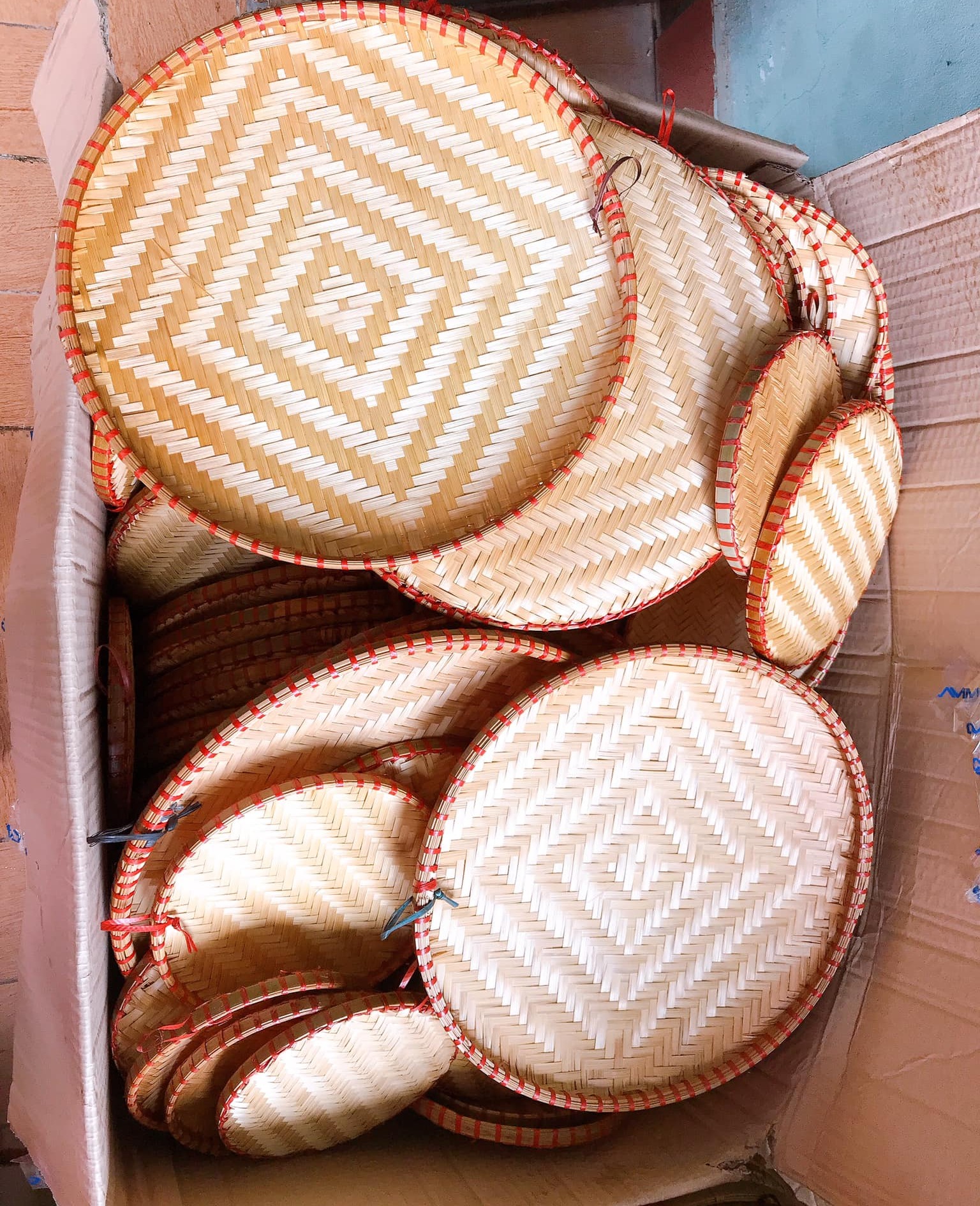 Mẹt tre viền đỏ size 35cm