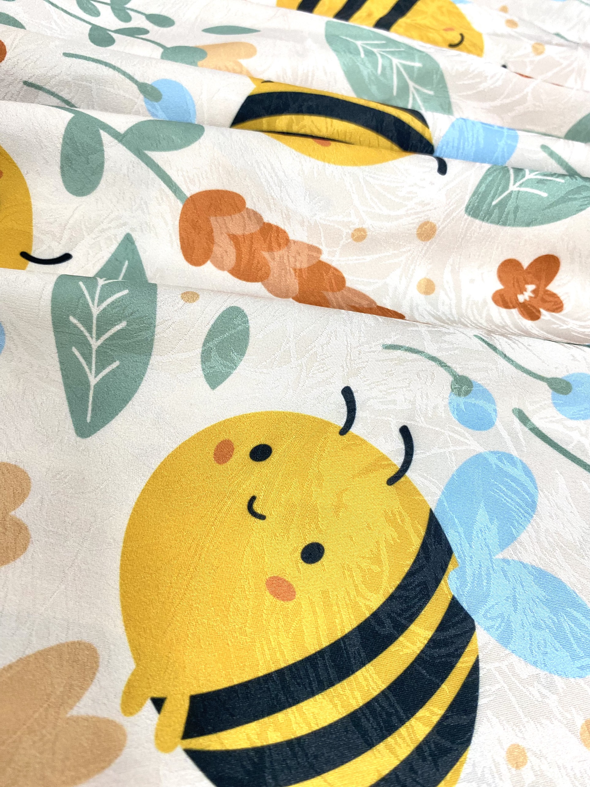 VIBES Pijama ngắn Lụa gấm họa tiết dễ thương Bee Py Set