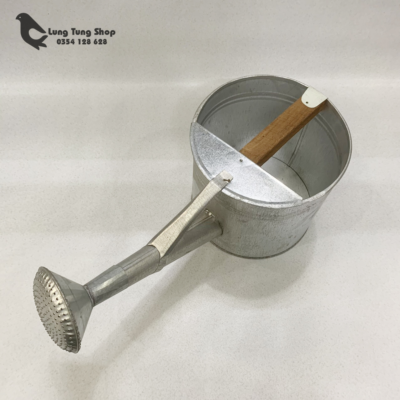 Bình tưới cây bằng sắt có vòi hoa sen