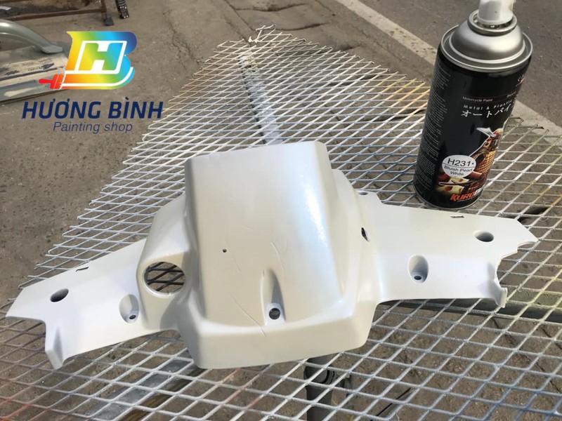 Sơn xịt Samurai màu Trắng Ánh Xanh - H231 (cần sử dụng với nền màu Trắng mới lên được màu chuẩn và đẹp)