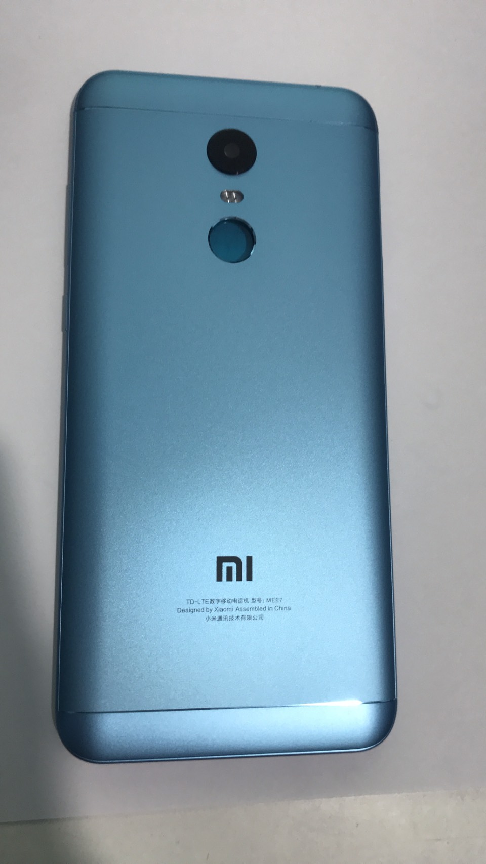 bộ vỏ redmi 5 plus -xiaomi (gồm xương .vỏ.nút bấn.kính came)