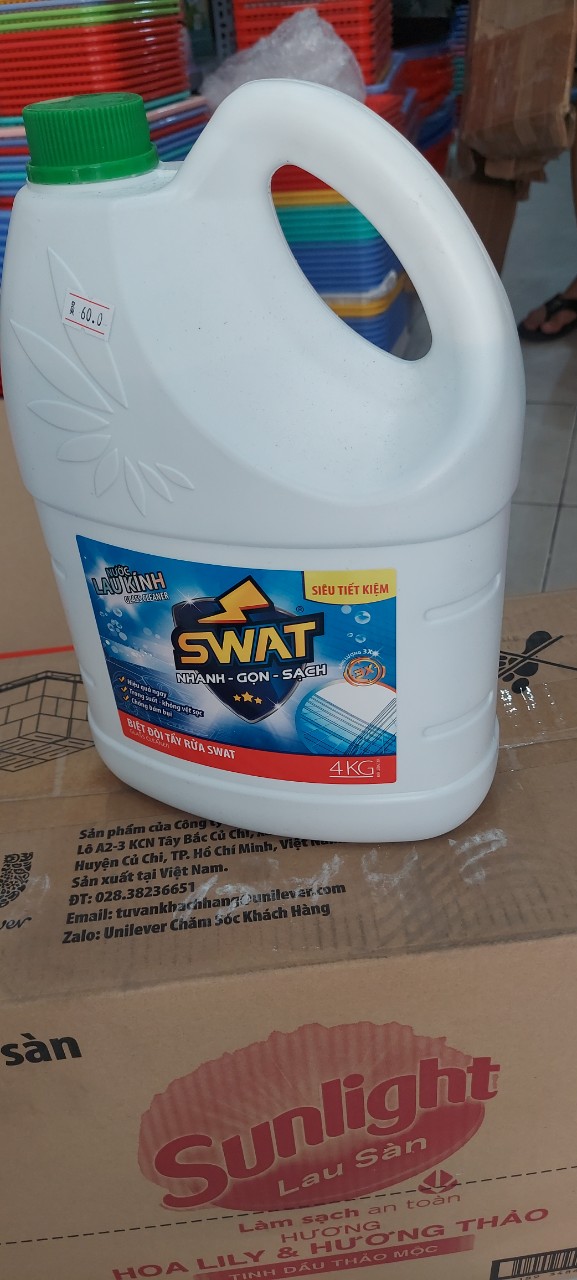 Nước lau kính Swat  can 4kg