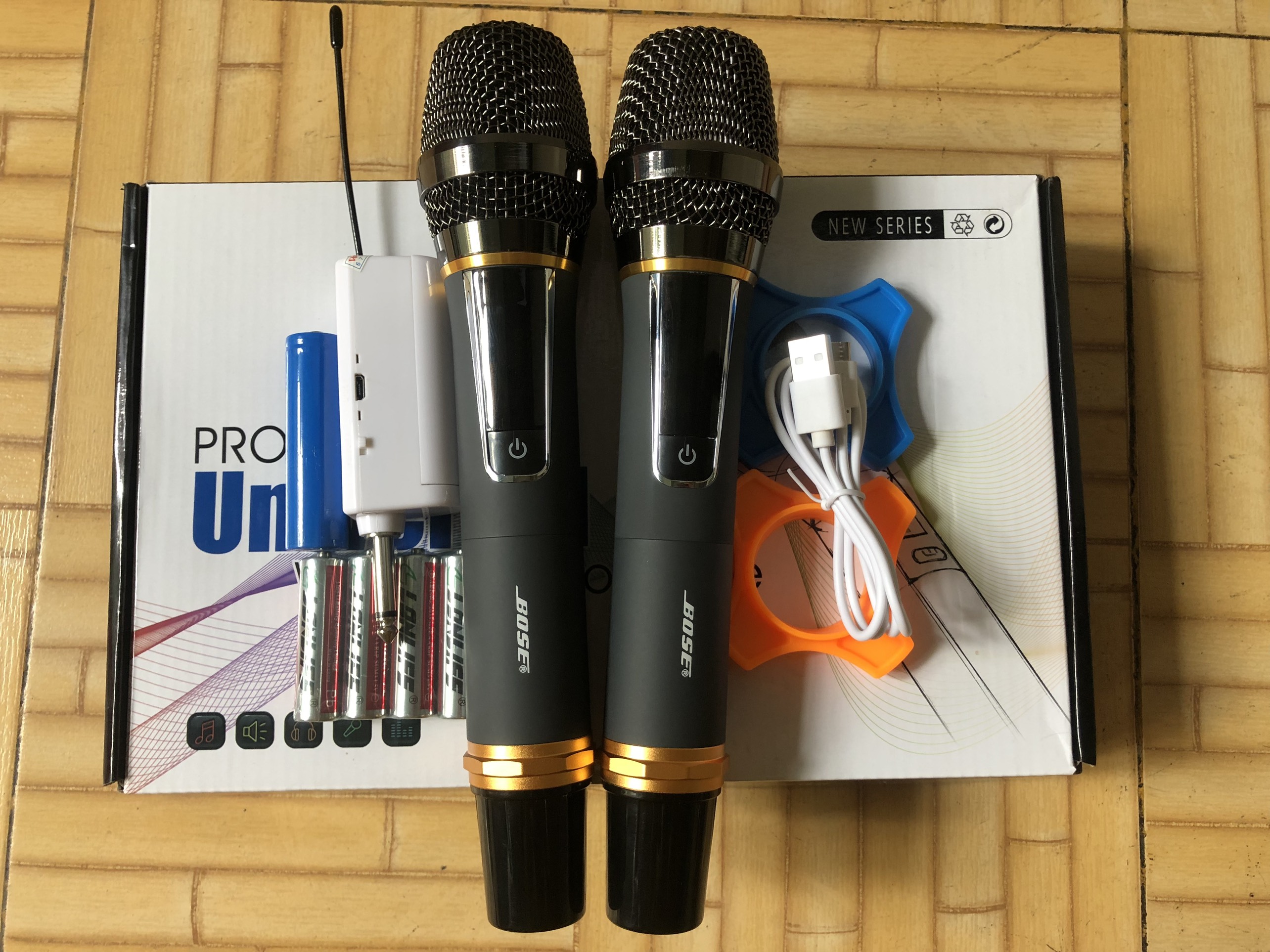 [ HÀNG NHẬP ] Mic Bose, Bộ Đôi Micro Không Dây Bose New Series Kết Nối Bluetooth UHF, Bắt Sóng Cực Xa, Hát Nhẹ, Chống Hú Tốt, Mua Mic Hát Karaoke Hay, Mua Dàn Karaoke Gia Đình Tại Nhà Loại Nào Tốt Và Mới Nhất-Giá Rẻ-Chất Lượng Cao