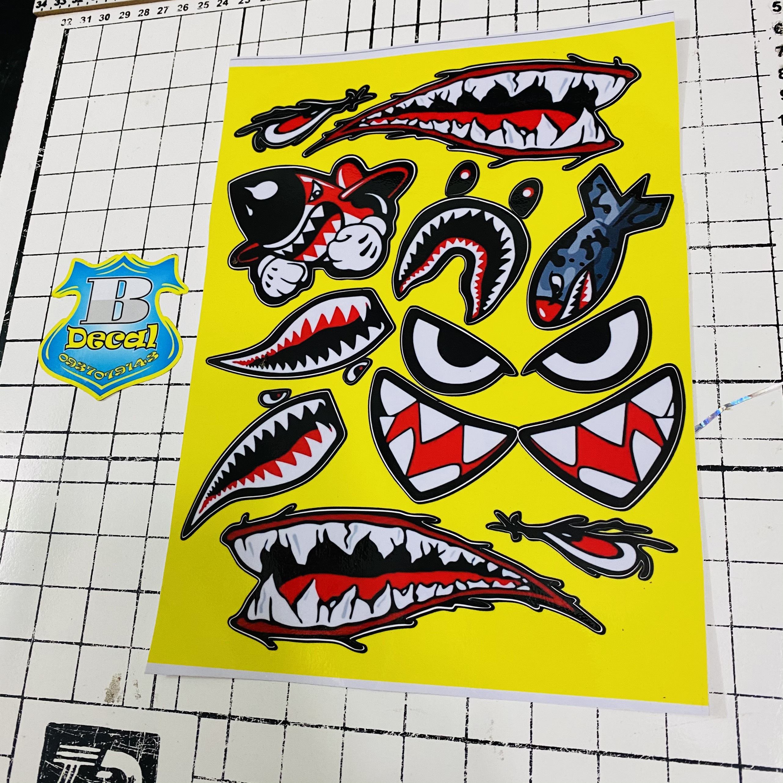logo sticker răng cá mập vàng
