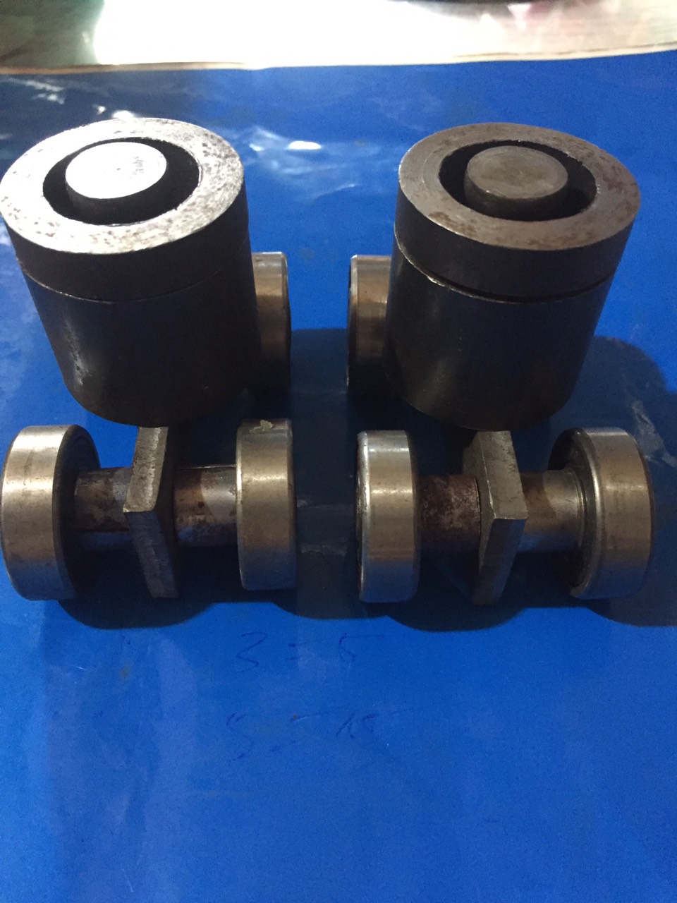 Bi treo cửa lùa xoay 360 độ. Bộ 2 bánh xe 4 bánh của cửa sắt, cửa lùa. Bi treo xoay 360, ống sắt phi 38