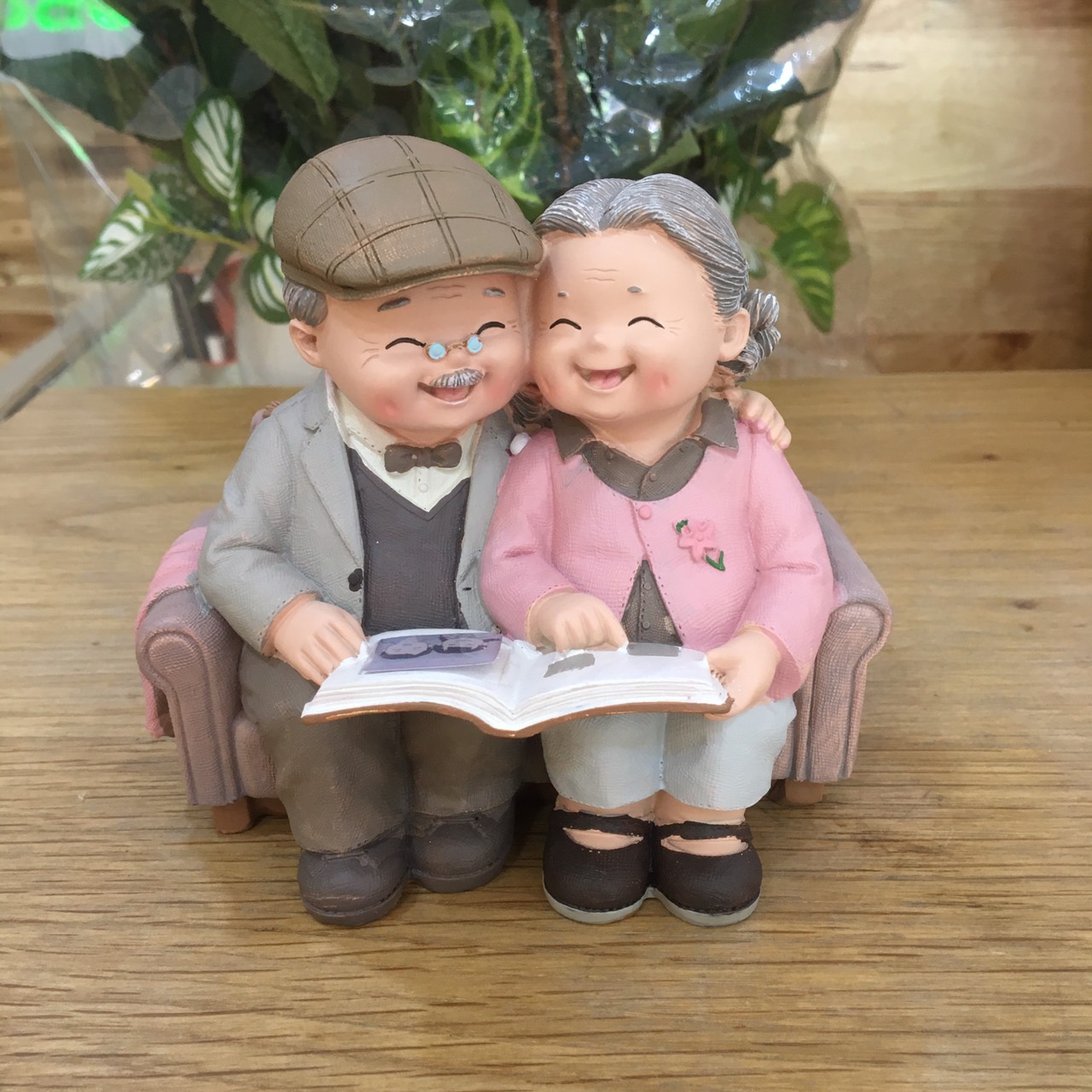 Tượng Ông Bà hạnh phúc - Xem ảnh kỷ niệm, Phụ kiện trang trí, Quà lưu niệm, Quà tặng ý nghĩa