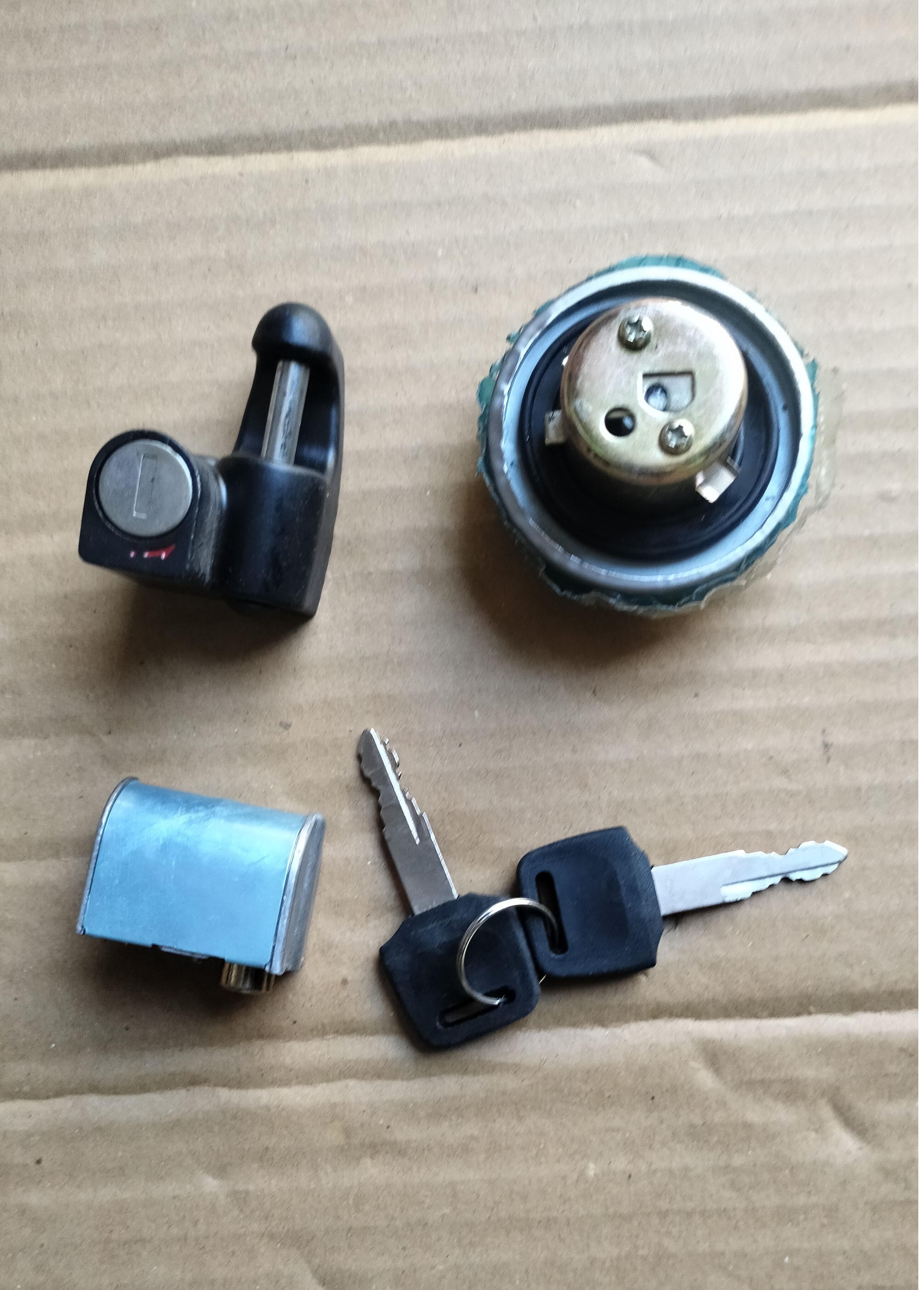 bộ 3 món khóa xe cup custom 80 81 82 DD ( khóa cổ, nắp xăng, mũ yên )