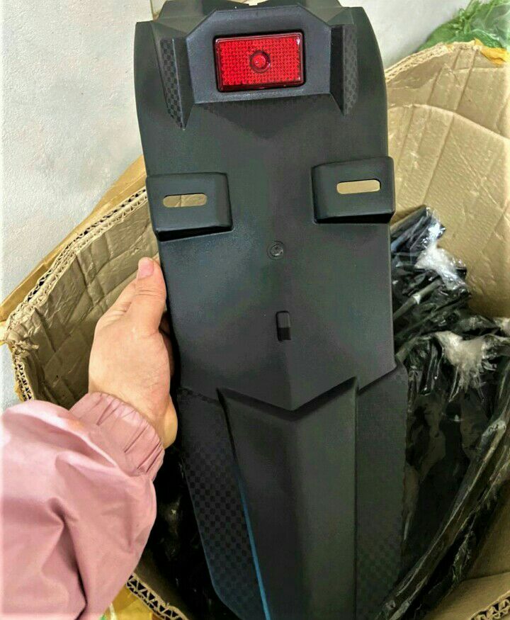Dè chắn bùn sau xe máy có đèn led winner x