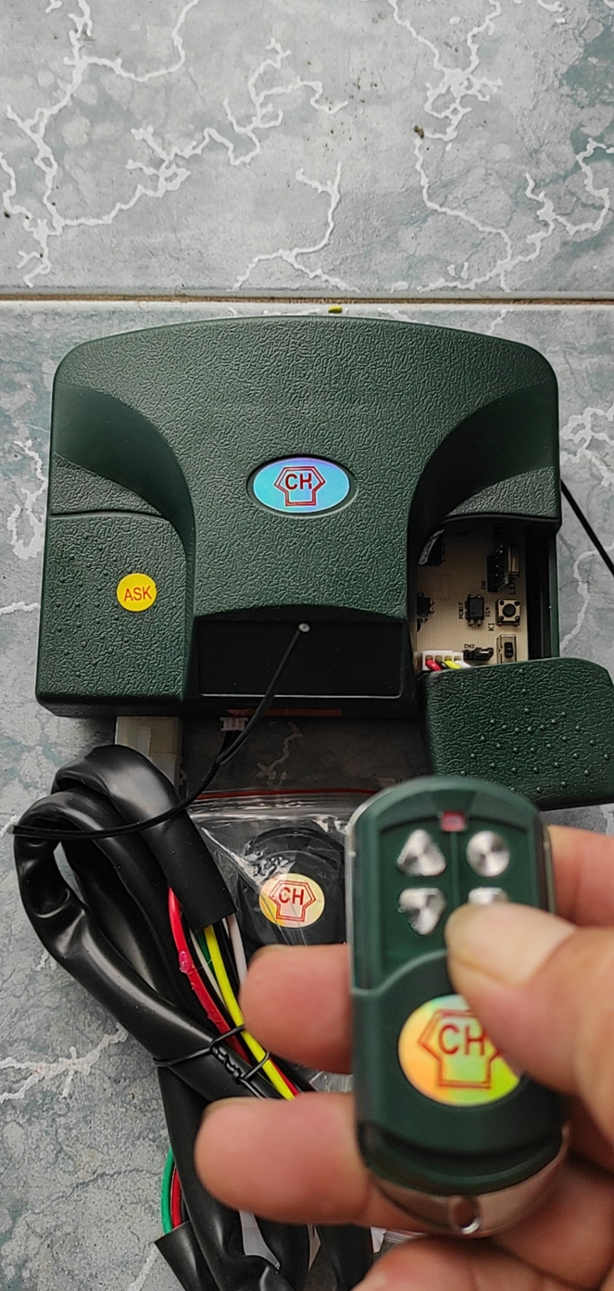 Shutter door controller Ch Taiwan 365 MHz code hopping