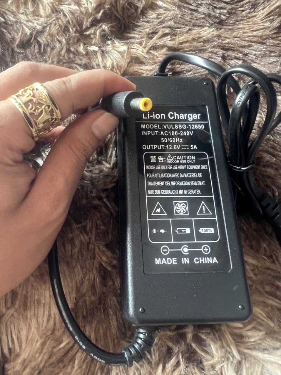 Sạc 3s 12.6v 5a có quạt và đèn báo đầy.