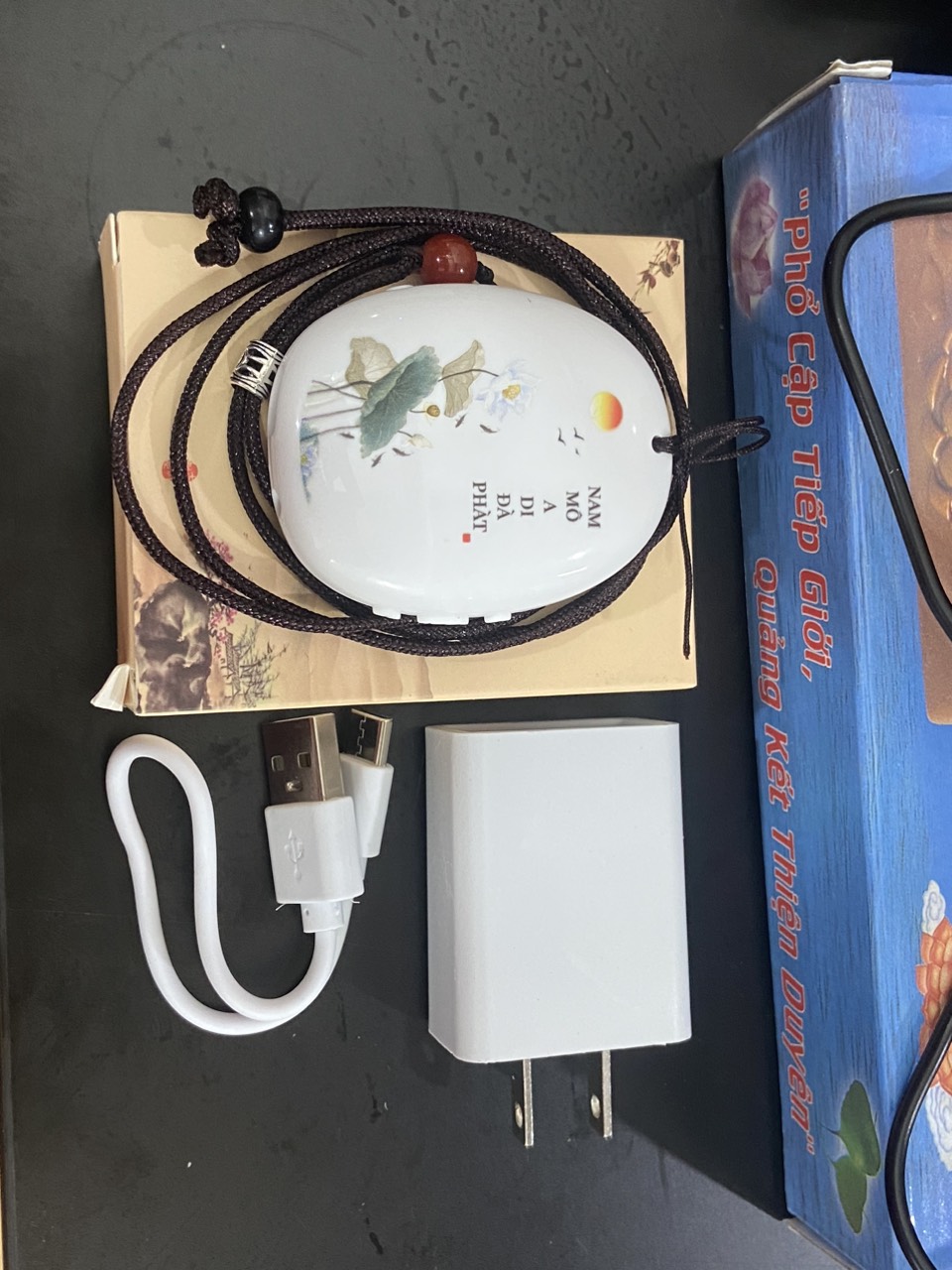 Máy niệm Phật 58 bài đeo cổ kèm cốc sạc (ko gắn được thẻ)