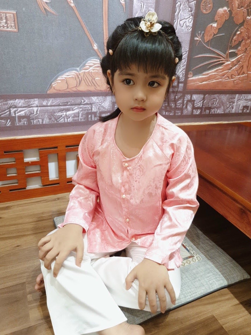 Đồ lam đi chùa bé gái#Mẫu bà ba gấm