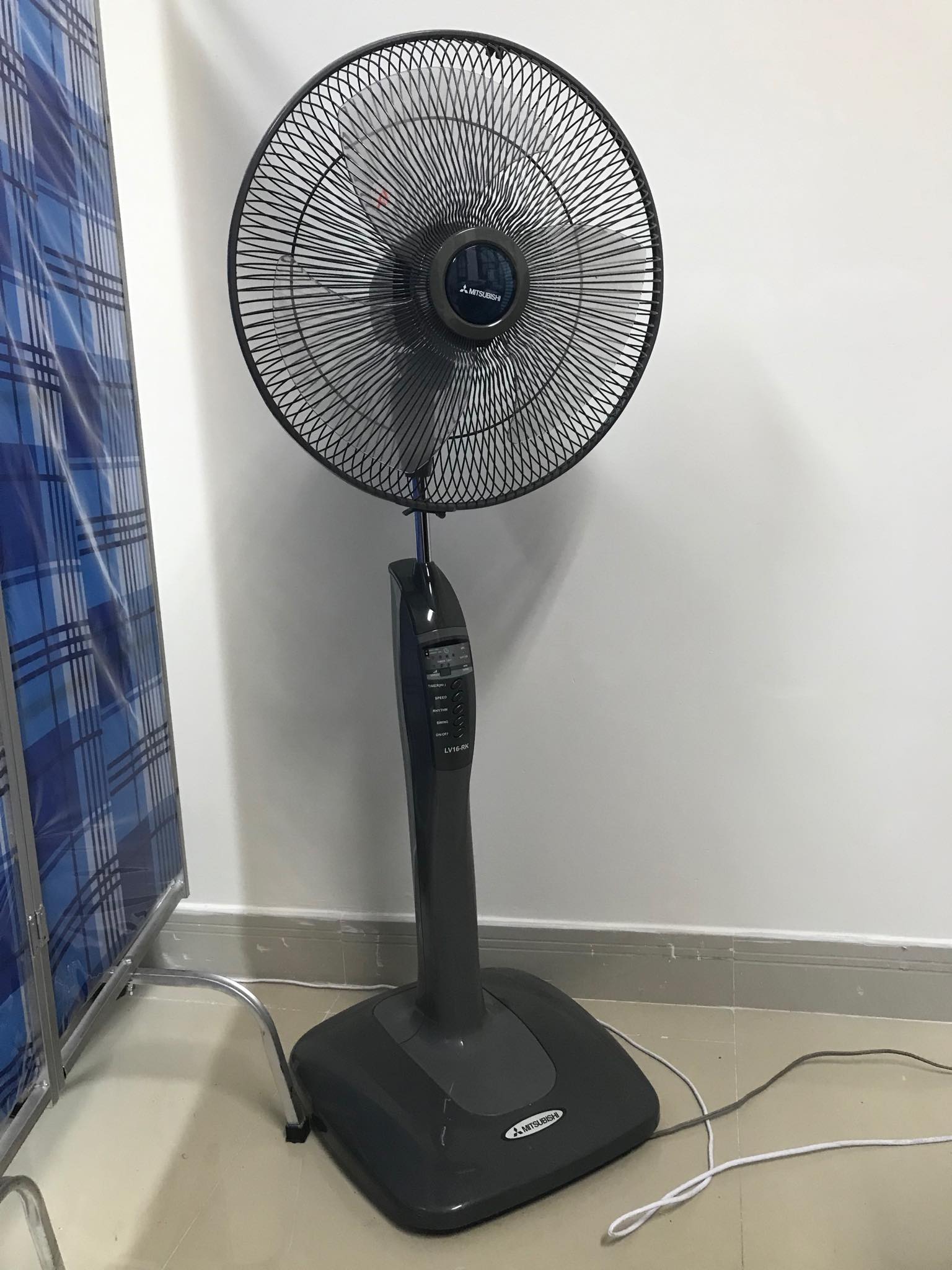 Quạt đứng Mitsubishi LV16-RB (Dòng mới)