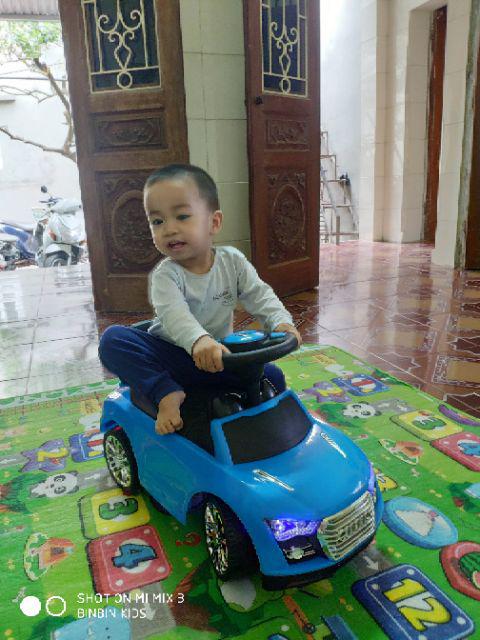 Ô TÔ CHÒI CHÂN AUDI MÀU XANH CHO BÉ