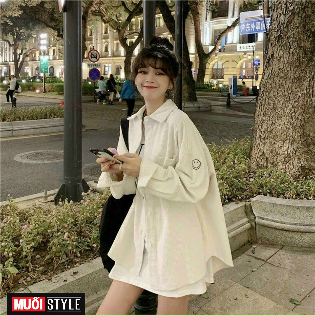 Áo sơ mi nhung gân áo khoác nhẹ nữ kiểu dáng sơ mi hai túi thêu mặt cười siêu hot tp