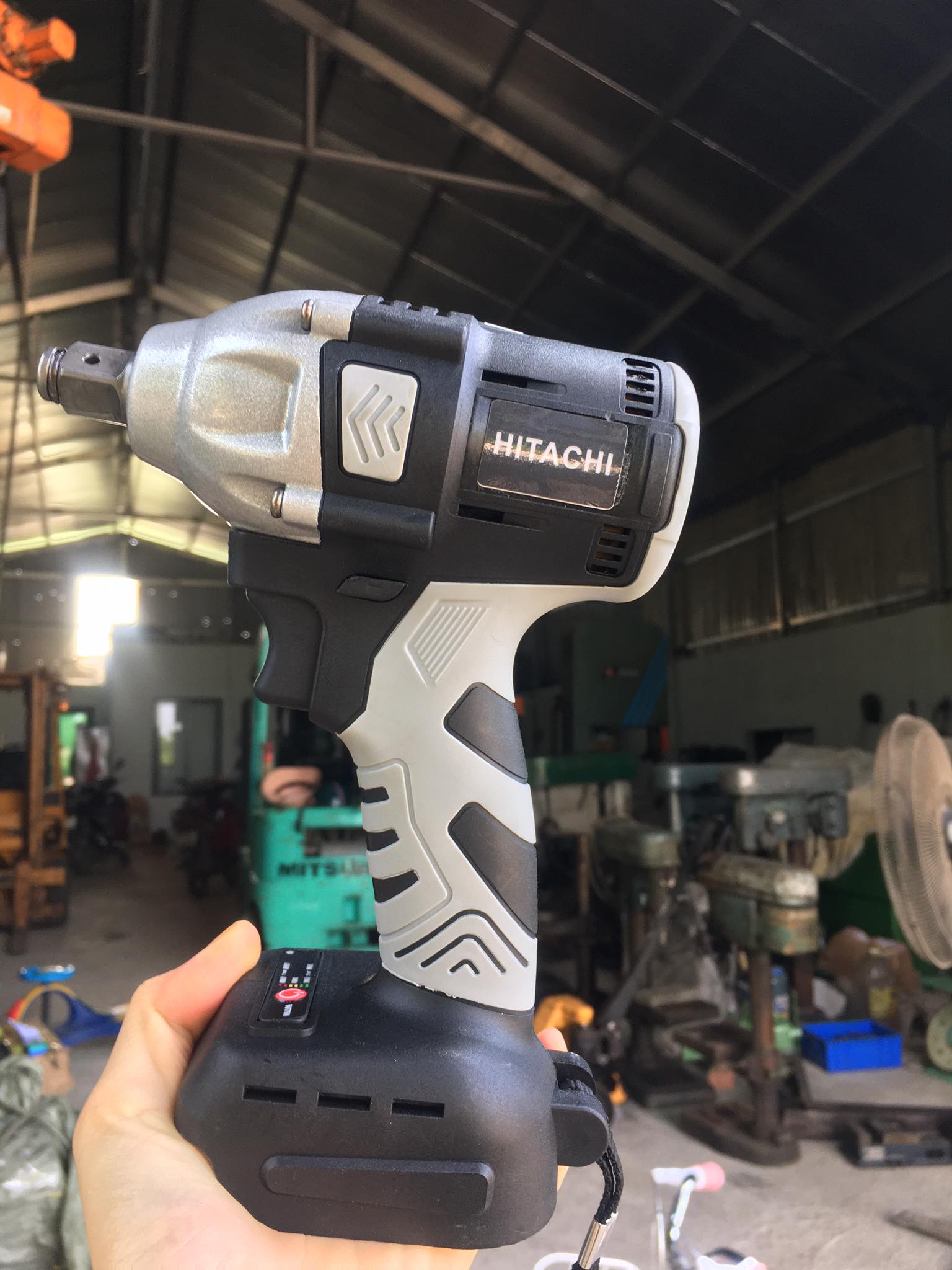Máy bắn vít hitachi