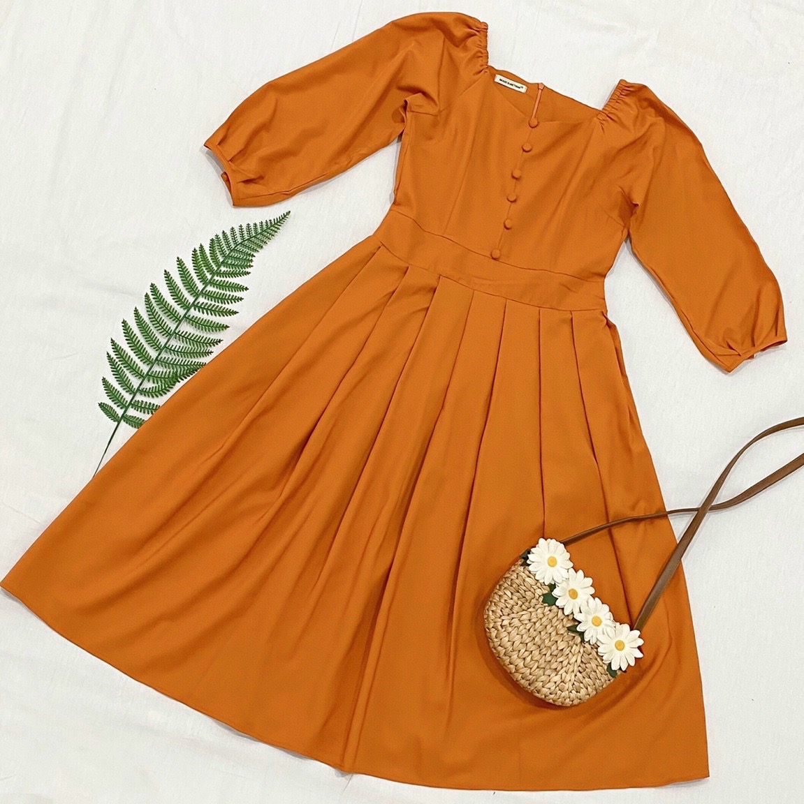 Đầm cam nút bọc xếp li