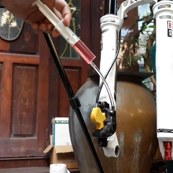 Bộ dụng cụ và dầu tra phanh đĩa xe đạp thể thao