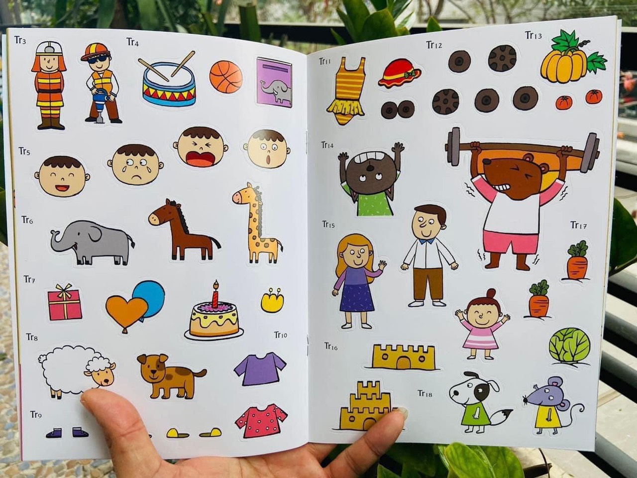 Bộ sách 300 miếng bóc dán thông minh