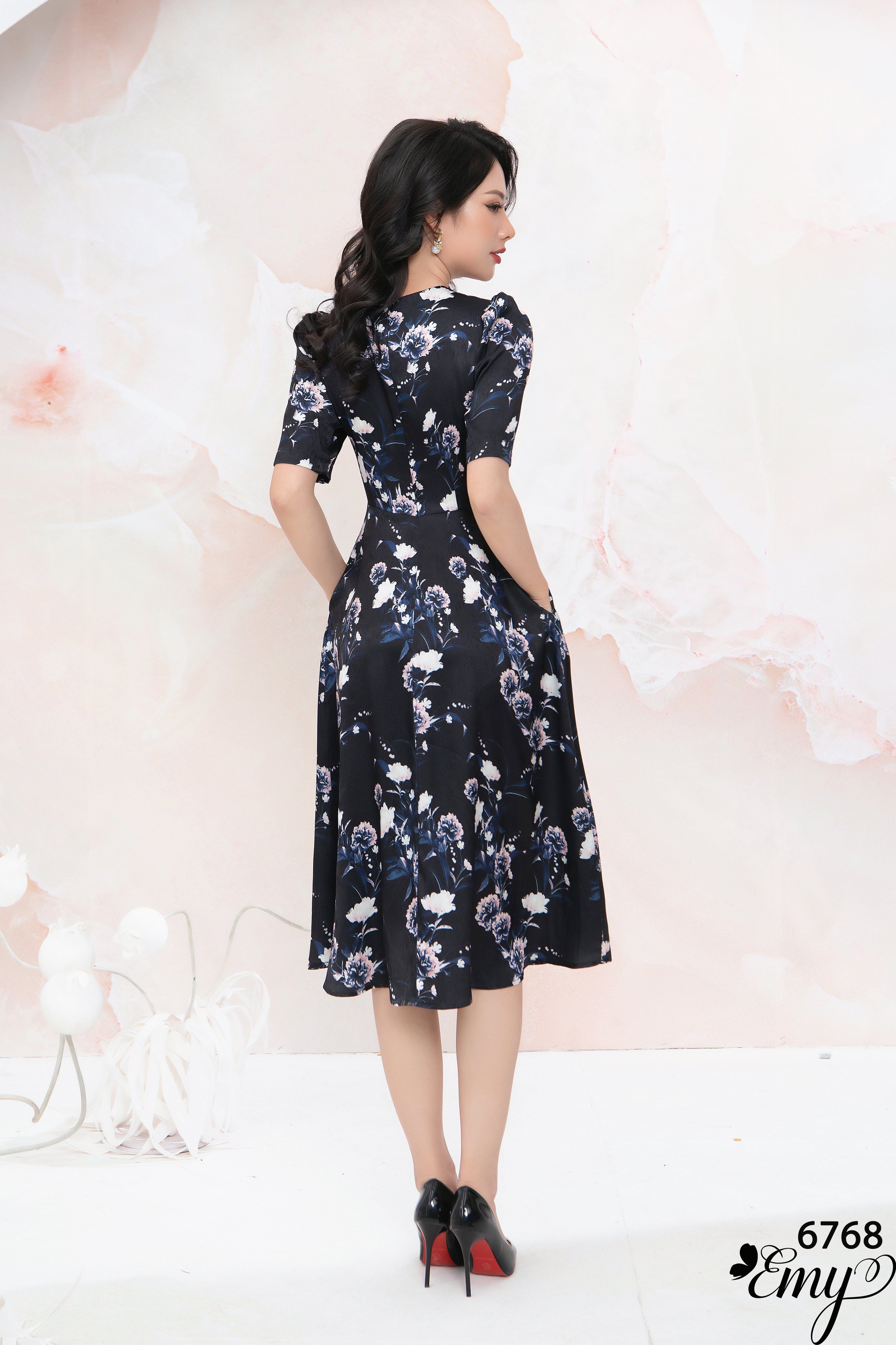 Đầm EMY EM6768 Xoè Cổ Tròn Khoét Giọt Nước