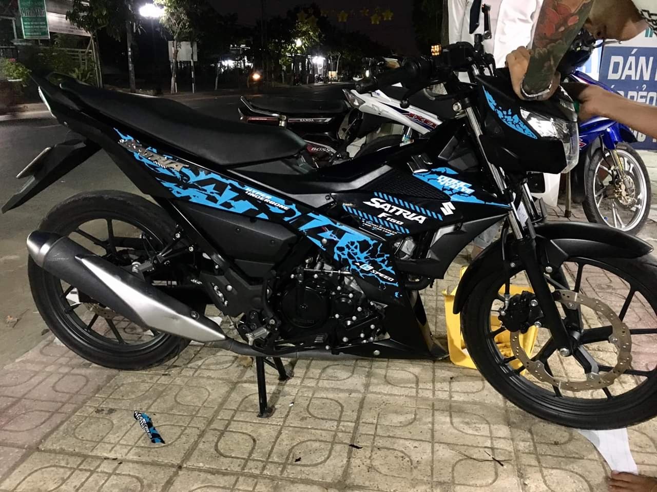 Tem rời Satria Fi xanh dán xe đen