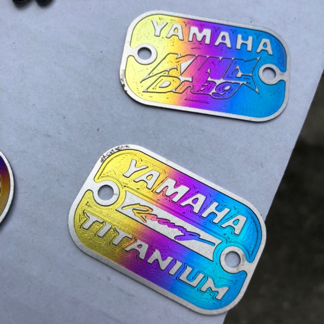 Tem titan nắp dầu yamaha