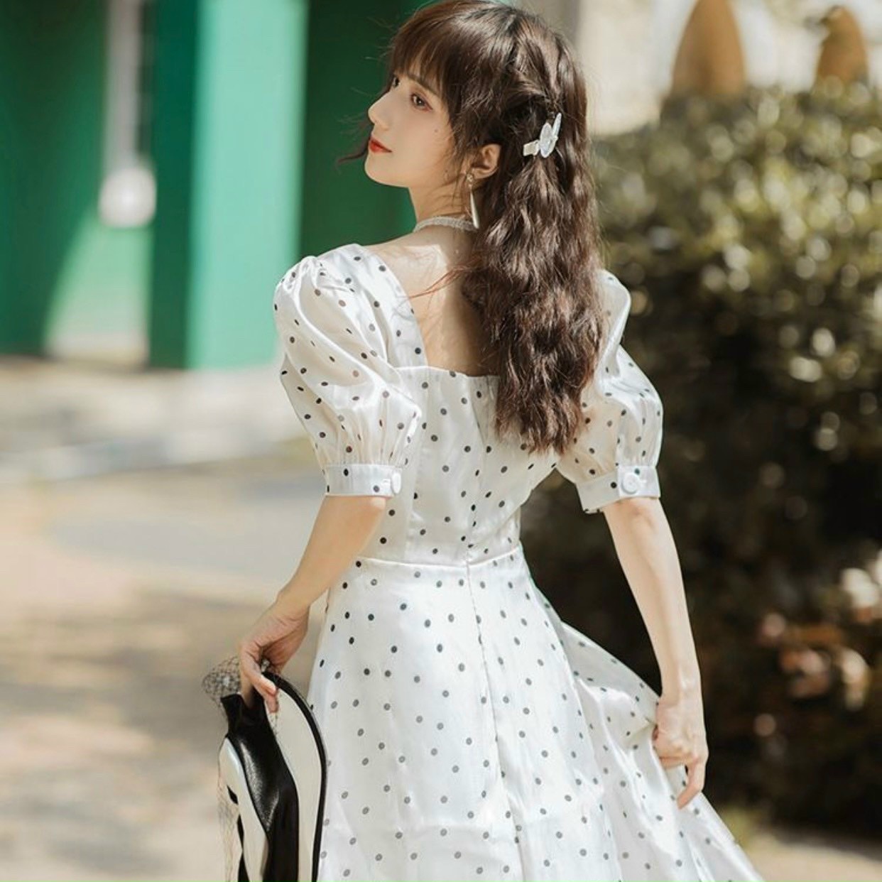 Đầm bi trắng cổ vuông form dài