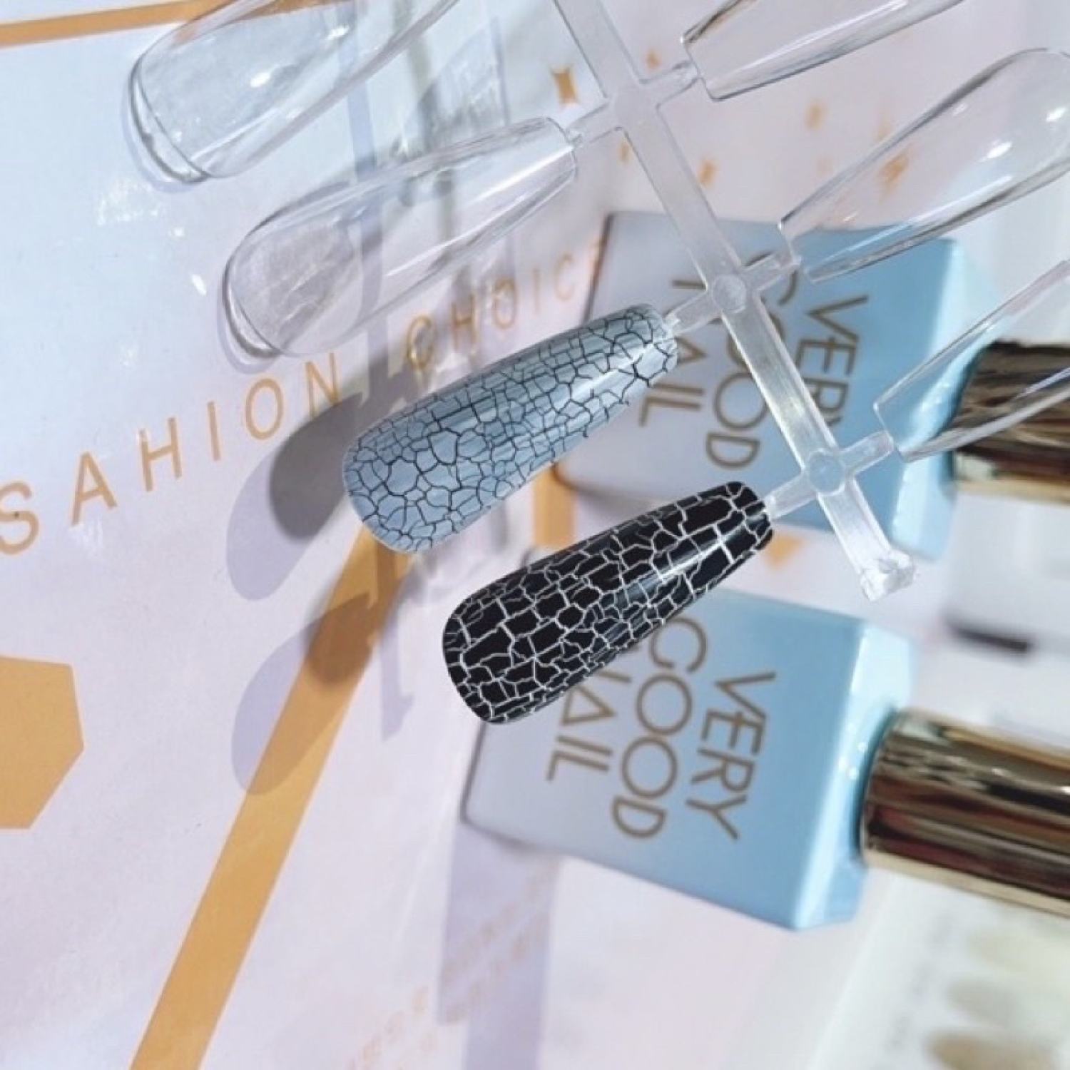 Sơn ɡel nứt Very Good Nail 2 màu trắng đen