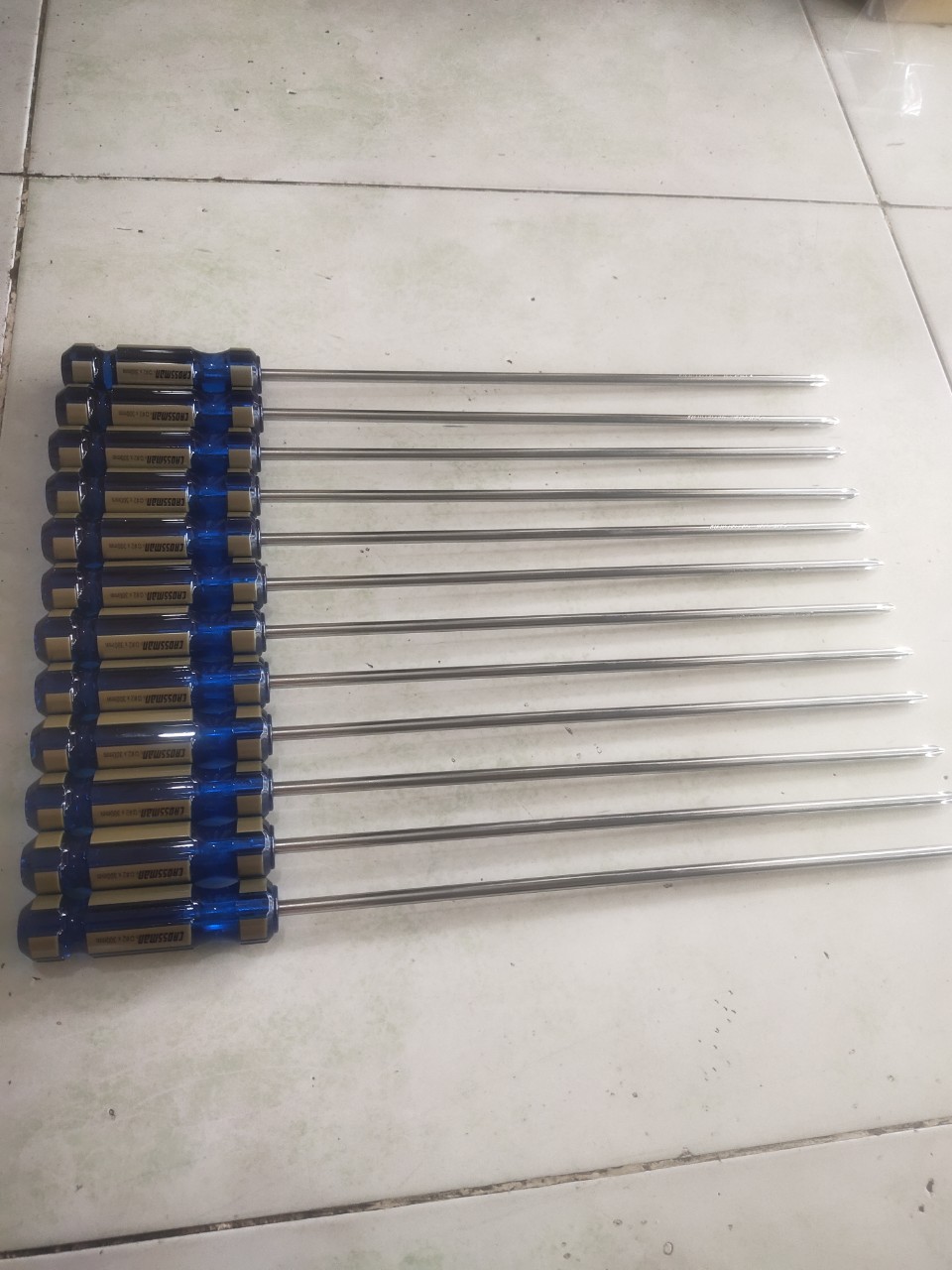 1 cây tô vít 4 cạnh dài 40 cm