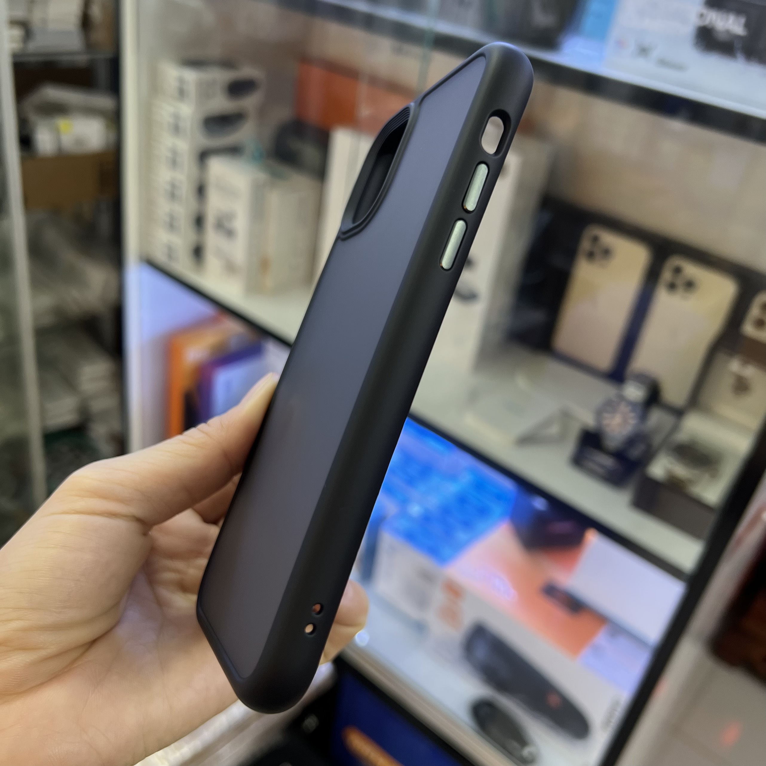 Ốp lưng iPhone 11 Likgus lưng nhám chống sốc tốt