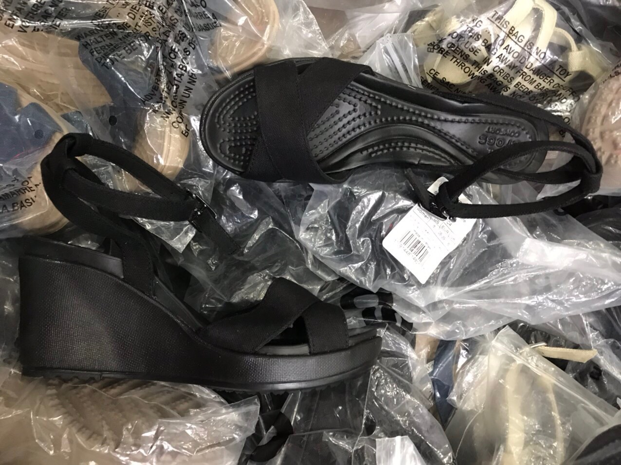 SANDAL ĐẾ XUỒNG CROCS LEIGH WEDGE