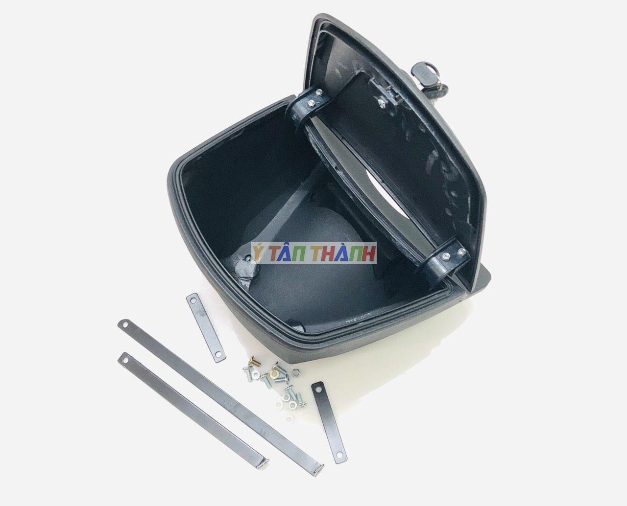 Givi Middle Box Mounted on Dream Motorcycle