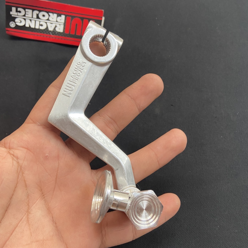 CÀNG THẮNG SAU KIỂU HIỆU NUI RACING TRANG TRÍ XE MÁY CỨNG CHẮC (MÀU BẠC) (NHÔM CNC)