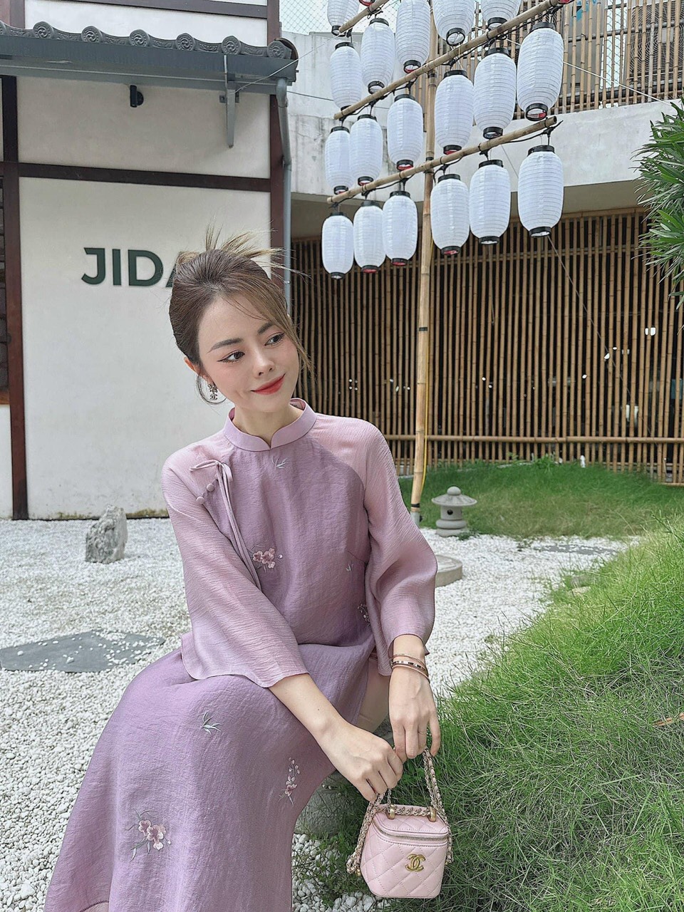 Áo dài cách tân 4 tà tơ thêu mềm mại cổ tròn tay lỡ phối nơ, áo dài cách tân mẫu mới đẹp, áo dài cách tân mặc tết