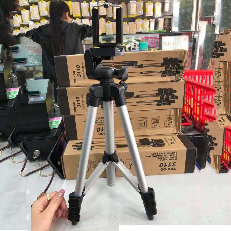 Chân giá đỡ máy chụp ảnh Tripod là lựa chọn tốt cho những ai yêu thích chụp ảnh tĩnh hoặc chụp ảnh quang cảnh. Thiết kế chắc chắn, dễ sử dụng, độ ổn định cao sẽ giúp bạn chụp được những bức ảnh tuyệt đẹp không rung lắc.