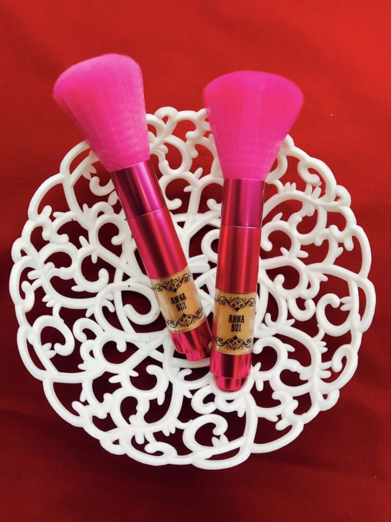 Phấn phủ makeup body và cọ tán Anna Sui cao cấp