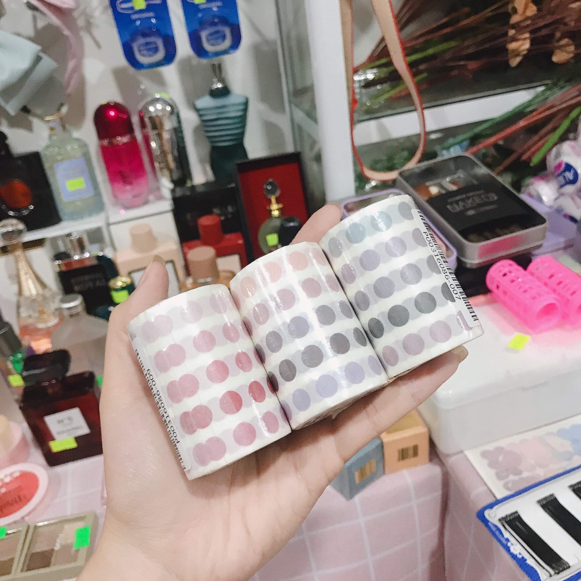 Cuộn nhãn dán tròn nhiều màu sắc. Sticker trang trí
