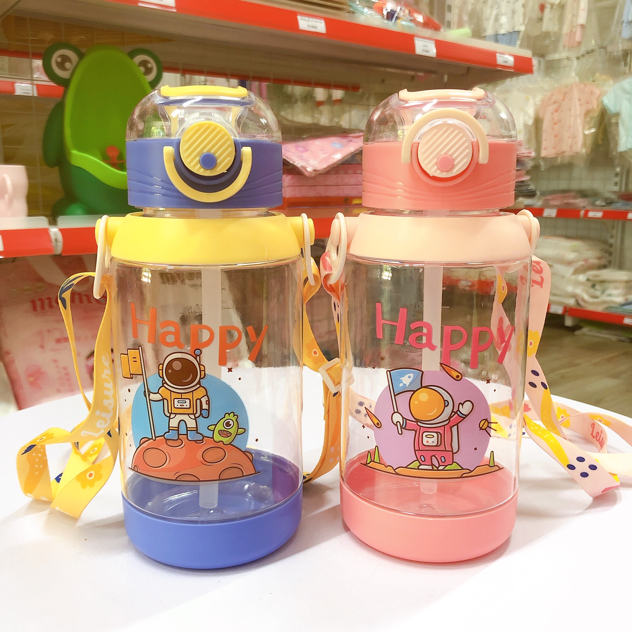 Bình Đựng Có Dây Đeo Và Ống Hút Cho Bé