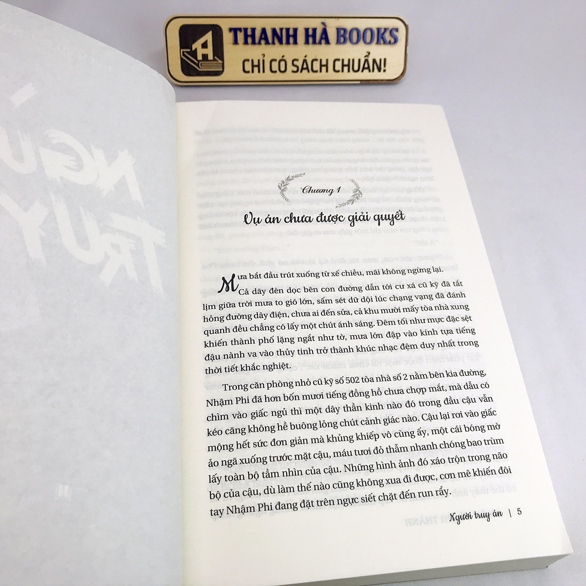 Sách Người Truy Án (Kèm Bookmark)
