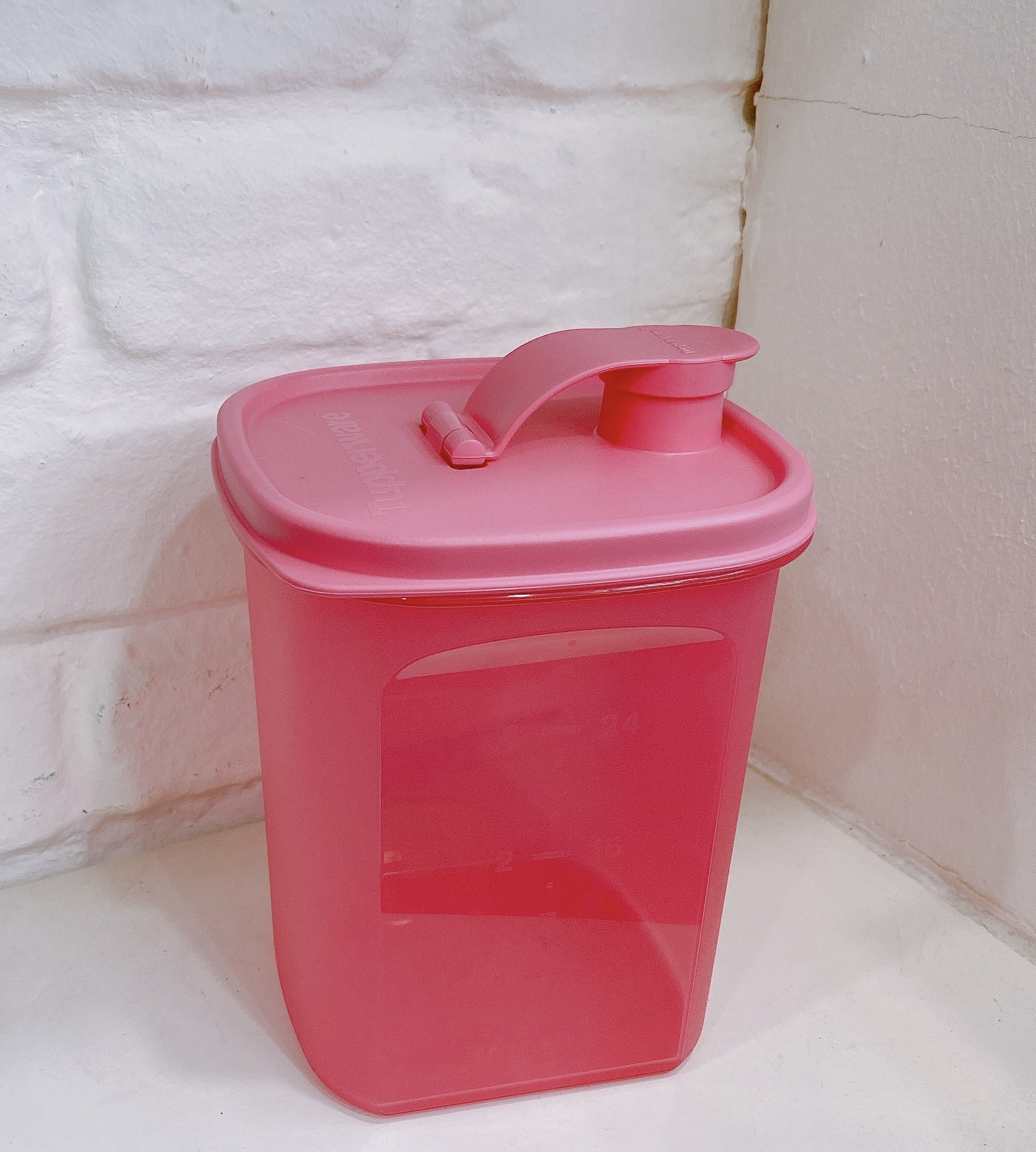 Bình nước Tupperware Slim Line Pitcher 1L
